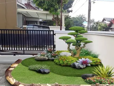 Taman halaman dengan rumput dan bonsai di depan rumah