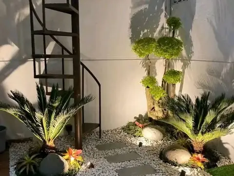 Taman kecil di bawah tangga spiral